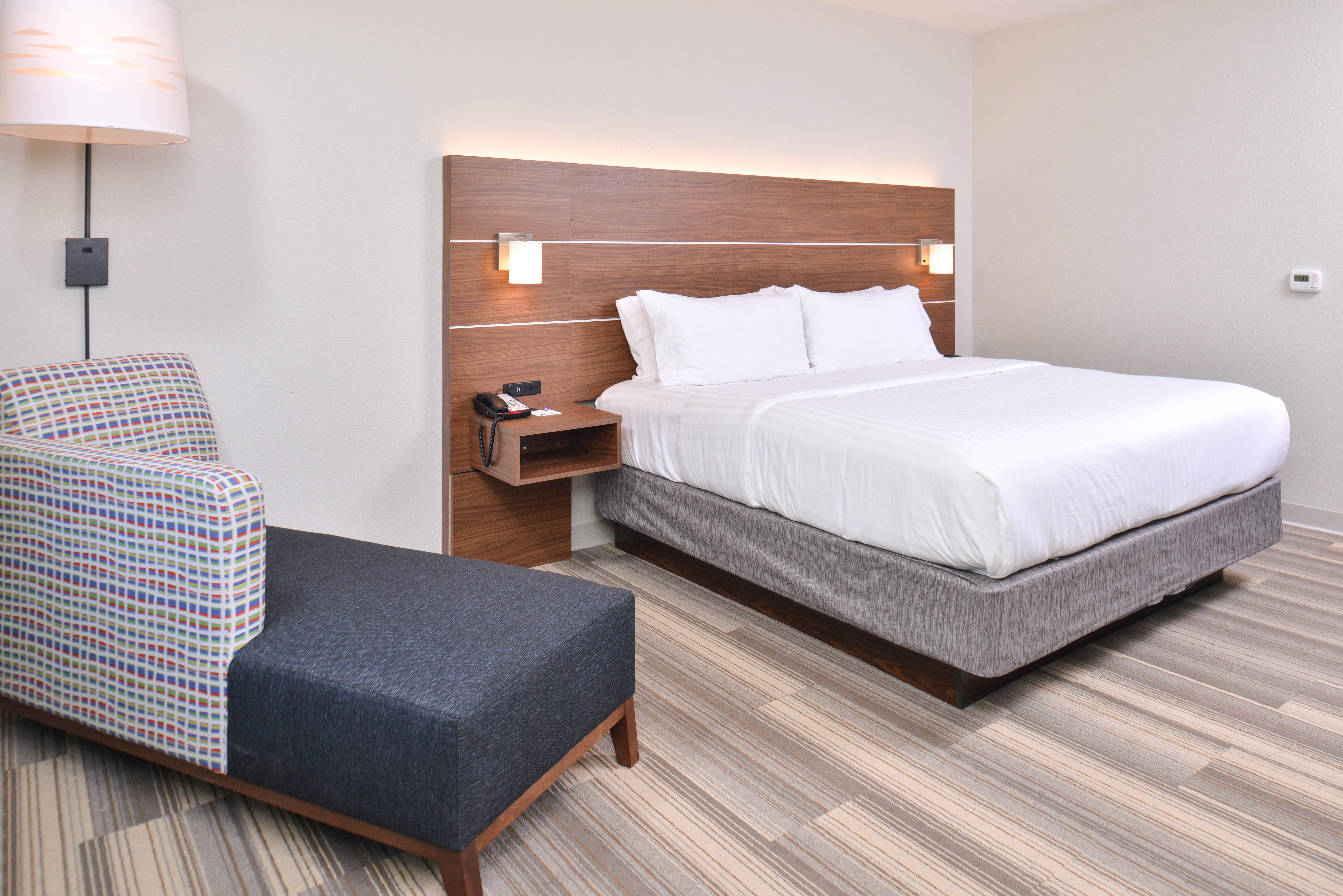 Holiday Inn Express & Suites Omaha Airport By Ihg Carter Lake Exterior photo
